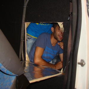 Cinci irakieni ascunşi într-un microbuz, depistaţi la P.T.F. Calafat