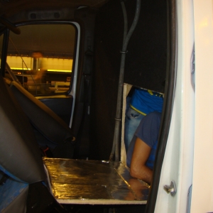 Cinci irakieni ascunşi într-un microbuz, depistaţi la P.T.F. Calafat