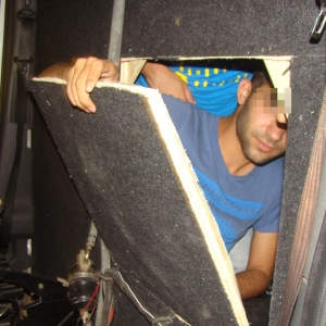 Cinci irakieni ascunşi într-un microbuz, depistaţi la P.T.F. Calafat