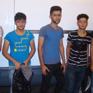 Cinci irakieni ascunşi într-un microbuz, depistaţi la P.T.F. Calafat