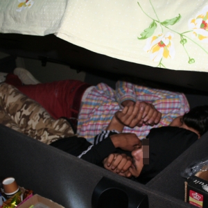 Doi tineri ascunşi într-un camion, descoperiţi la P.T.F. Bechet