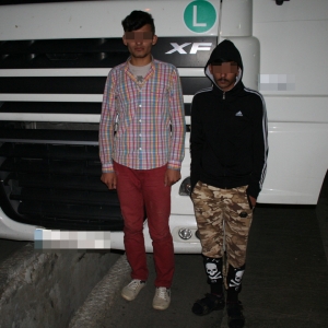 Doi tineri ascunşi într-un camion, descoperiţi la P.T.F. Bechet