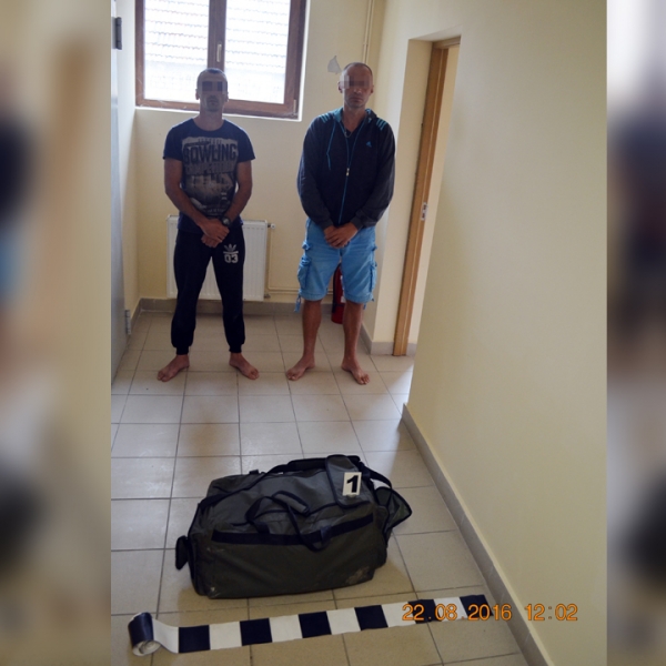Doi cetăţeni sârbi au încercat să introducă în ţară peste 12 kg de canabis