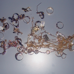 Peste 750 grame bijuterii din aur confiscate la P.TF.