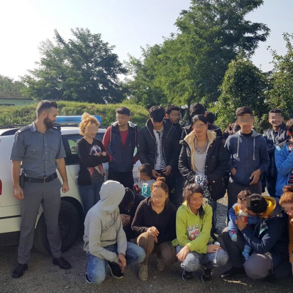 28 migranţi, opriţi la frontiera de sud-vest. O călăuză sârbă a fost reţinută după ce poliţiştii de frontieră au folosit armamentul din dotare