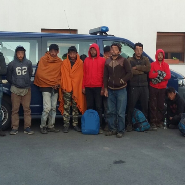 14 migranţi, dintre care 8 minori, opriţi la frontiera de sud-vest