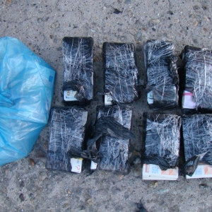 Peste 360.000 euro şi dolari, ascunşi într-un