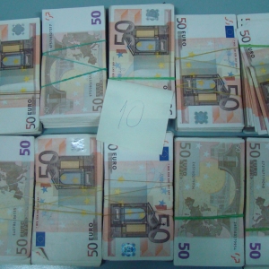 Peste 360.000 euro şi dolari, ascunşi într-un