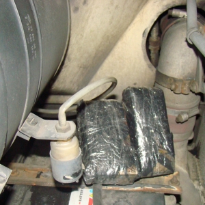 Peste 360.000 euro şi dolari, ascunşi într-un