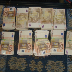 Peste 360.000 euro şi dolari, ascunşi într-un