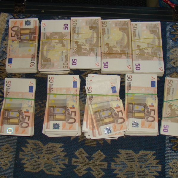 Peste 360.000 euro şi dolari, ascunşi într-un autocar la Giurgiu