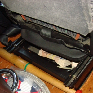 Peste 360.000 euro şi dolari, ascunşi într-un