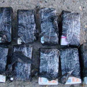 Peste 360.000 euro şi dolari, ascunşi într-un