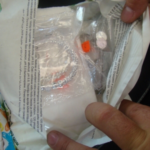 Peste două kg de bijuterii depistate de poliţiştii de