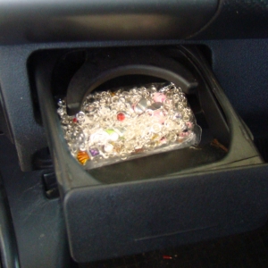 Peste două kg de bijuterii depistate de poliţiştii de