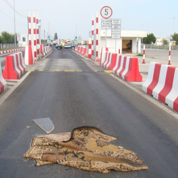 Şase adulţi şi două fetiţe din Siria şi Irak şi-au pus viaţa în pericol, ascunzându-se sub o platformă auto pentru a intra ilegal în România