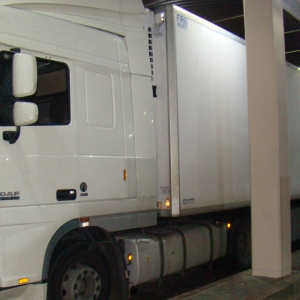 Zece migranţi ascunşi într-un camion, descoperiţi