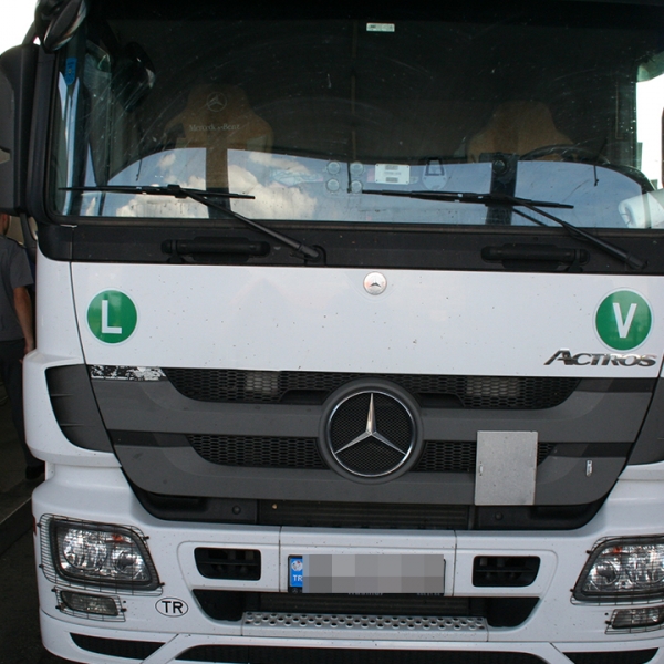 Doi cetățeni irakieni ascunşi într-un camion cu calorifere, depistaţi la PTF Calafat