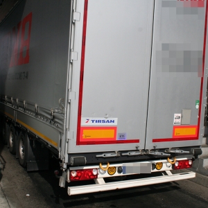 Doi cetățeni irakieni ascunşi într-un camion cu