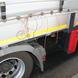 Doi cetățeni irakieni ascunşi într-un camion cu