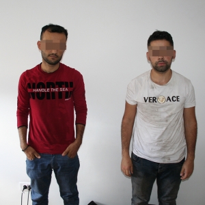 Doi cetățeni irakieni ascunşi într-un camion cu