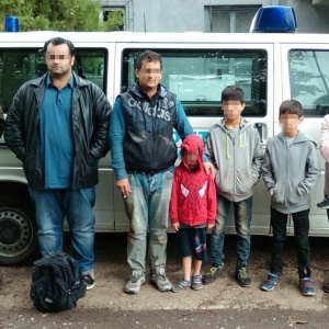 Aproximativ 20.000 de dolari plătiți de opt migranți