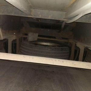 Cetăţean afgan ascuns sub un camion,  descoperit la