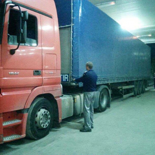 Cetăţean afgan ascuns sub un camion, descoperit la P.T.F. Negru Vodă