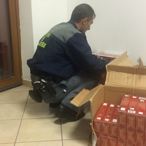 Peste 1000 de pachete cu ţigări confiscate în urma