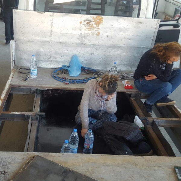 Şapte cetățeni irakieni ascunşi într-un spaţiu amenajat sub o platformă auto, depistaţi la P.T.F. Calafat