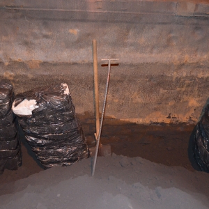 Mii de pachete cu ţigări, ascunse sub minereul