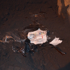 Mii de pachete cu ţigări, ascunse sub minereul