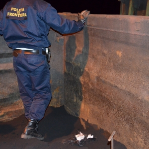 Mii de pachete cu ţigări, ascunse sub minereul