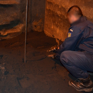 Mii de pachete cu ţigări, ascunse sub minereul