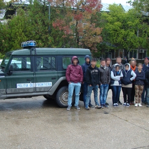 14 migranți au trecut Dunărea cu barca, pentru a intra