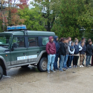 14 migranți au trecut Dunărea cu barca, pentru a intra