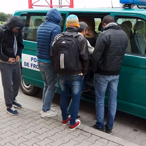 14 migranţi depistaţi la Lunga și Moravița, în timp ce încercau să intre ilegal în țară