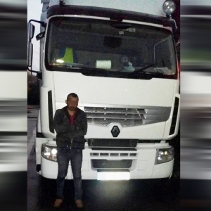  Cetăţean pakistanez ascuns sub un camion,  descoperit