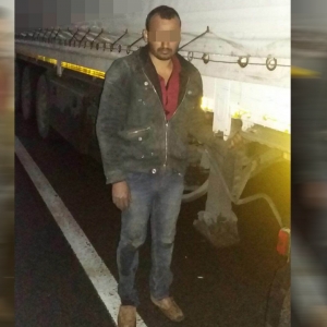  Cetăţean pakistanez ascuns sub un camion,  descoperit