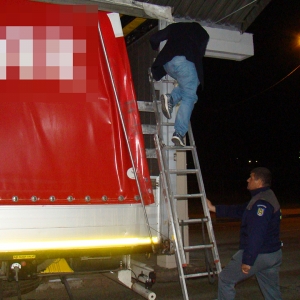 Nouă migranţi ascunşi într-un camion, descoperiţi