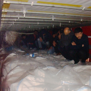 Nouă migranţi ascunşi într-un camion, descoperiţi