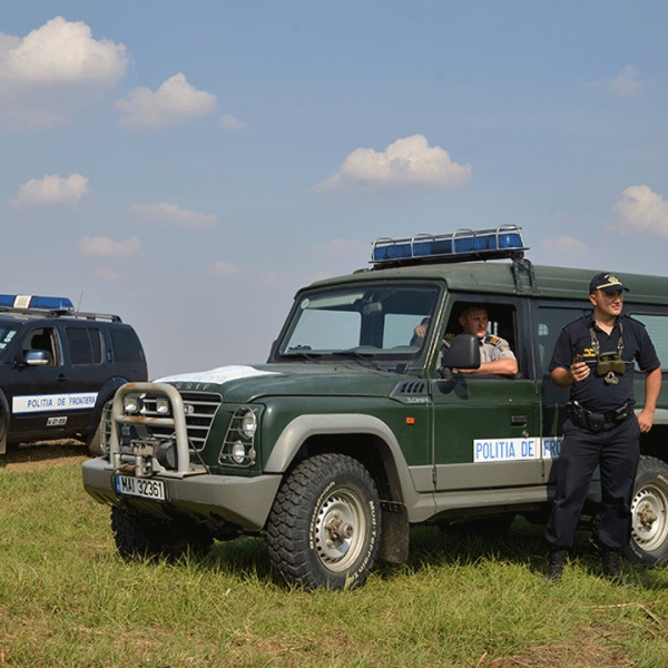 O femeie însărcinată în luna a opta şi soţul ei, ambii din Liban, depistaţi în timp ce intenţionau să intre ilegal în România