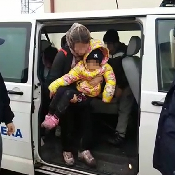 29 migranţi din Siria, dintre care 17 minori, opriți la frontiera de sud-vest