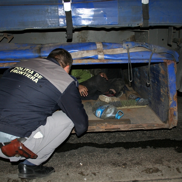 Cetățeni sirieni ascunşi în lada de scule a unui camion, depistaţi la P.T.F. Calafat