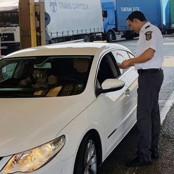 Copil de 3 ani, ascuns de părinți sub o pătură pentru a fi scos din țară
