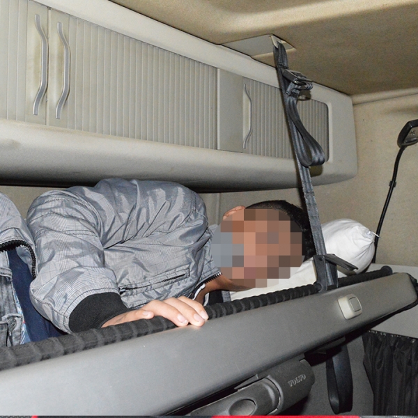 Minor ascuns în cabina unui TIR, depistat la P.T.F. Bechet