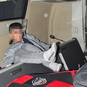 Minor ascuns în cabina unui TIR, depistat la P.T.F.