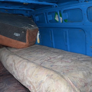 Zeci de mii de pachete de ţigări de contrabandă ascunse