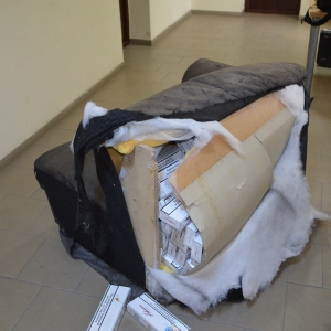 Zeci de mii de pachete de ţigări de contrabandă ascunse