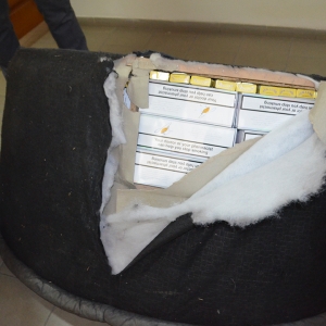 Zeci de mii de pachete de ţigări de contrabandă ascunse